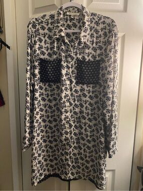 Black & White Floral Button-Up Tunic with Contrast Pockets